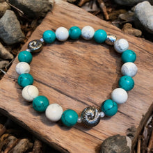 Load image into Gallery viewer, Seashell charm bracelet